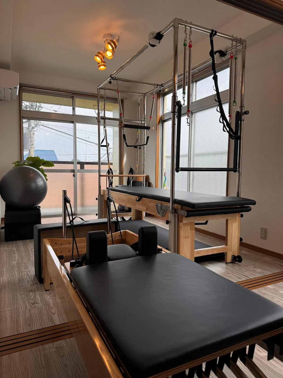 Y.U. Pilatesの明るく落ち着いたスタジオ内観